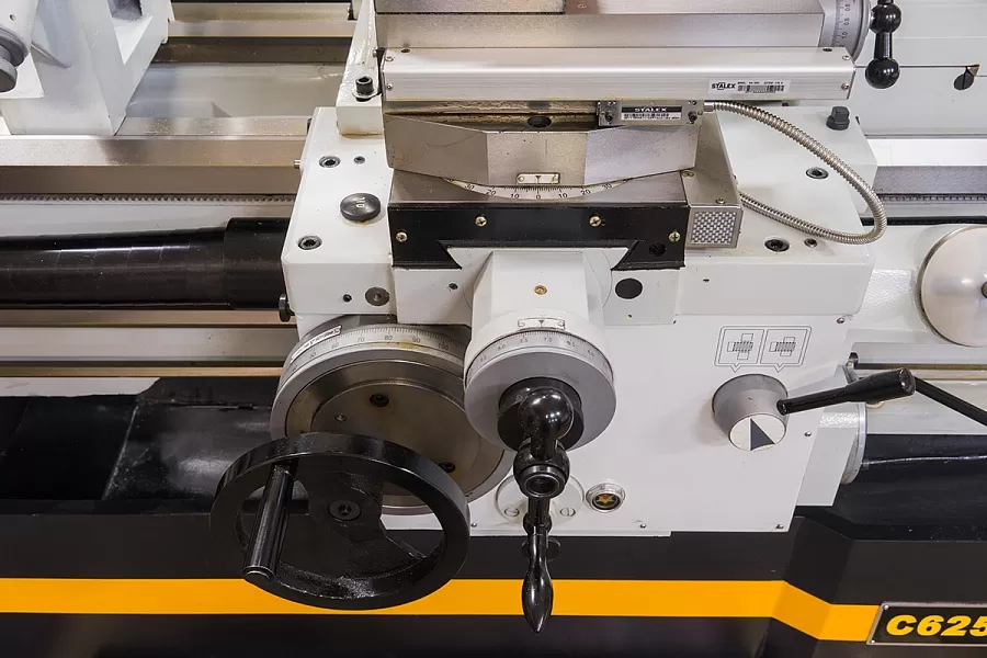 Станок токарно-винторезный STALEX C6251/1000